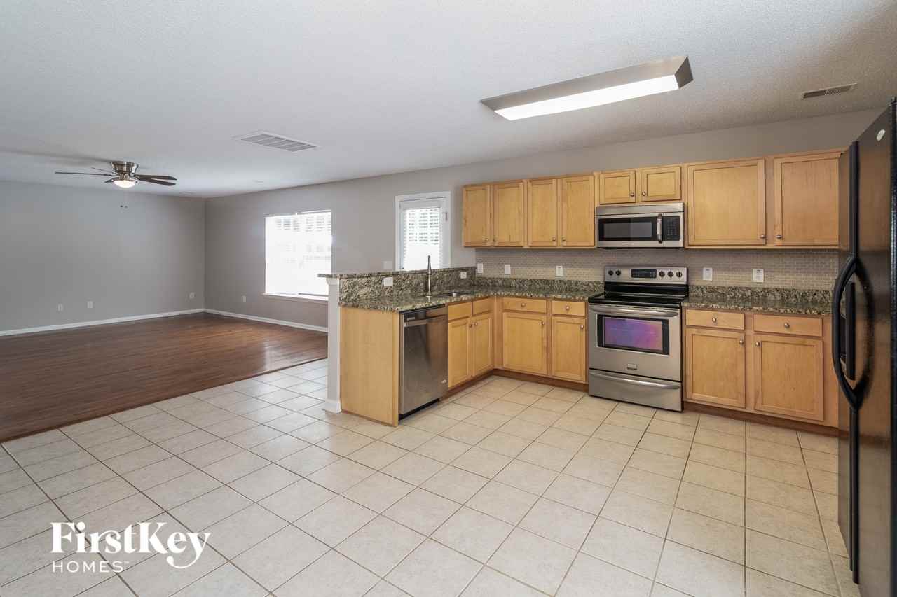 109 Venice St - Photo 7 of 15