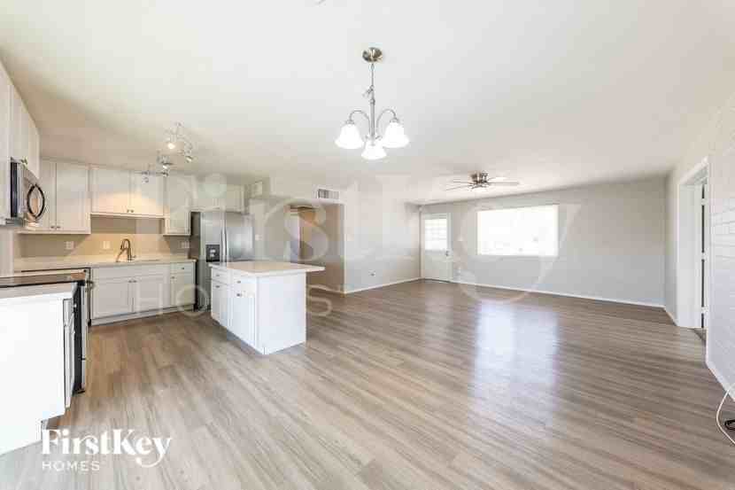 5037 W Krall St - Photo 4 of 16