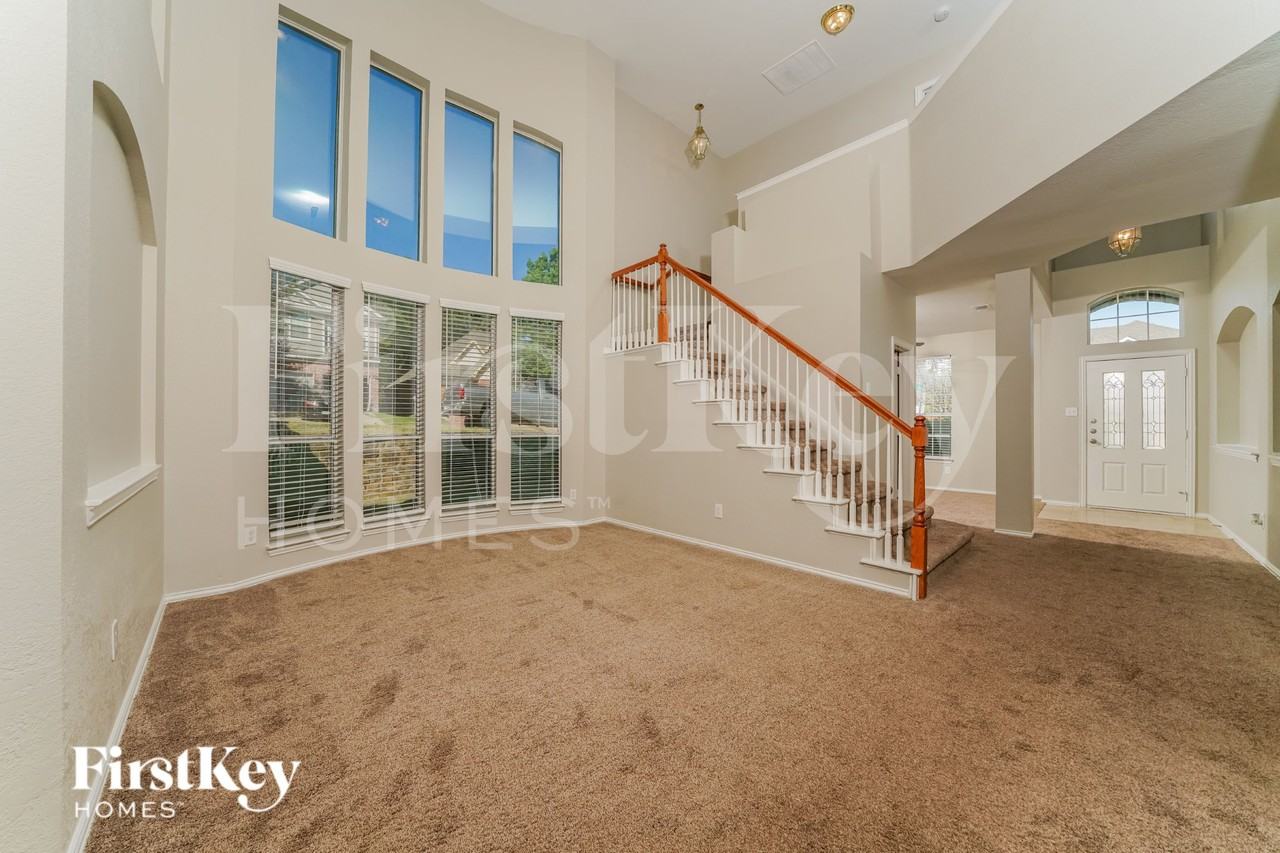 500 Crystal Falls Drive - Photo 4 of 15