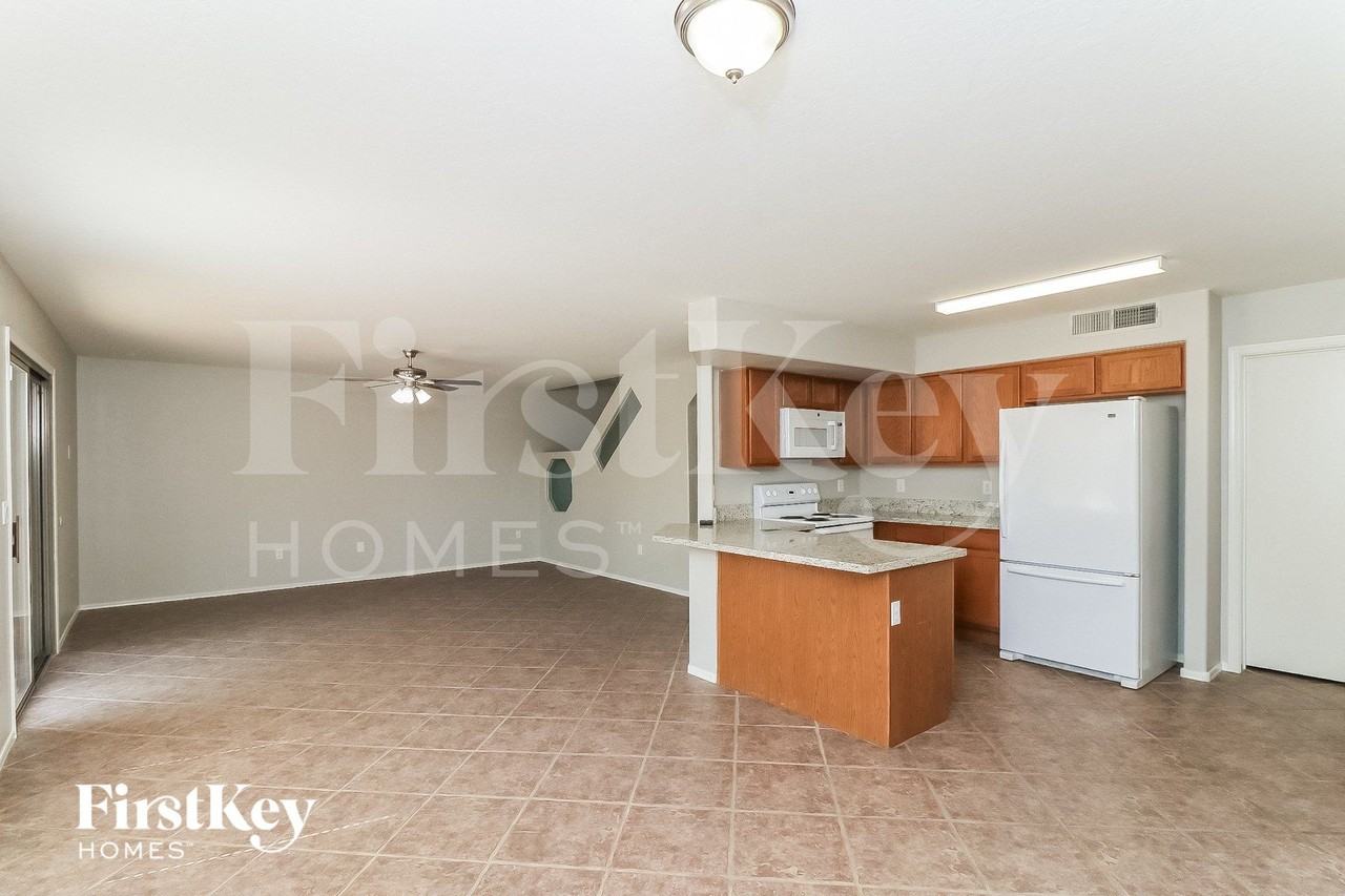 9351 W Palmer Dr - Photo 5 of 15