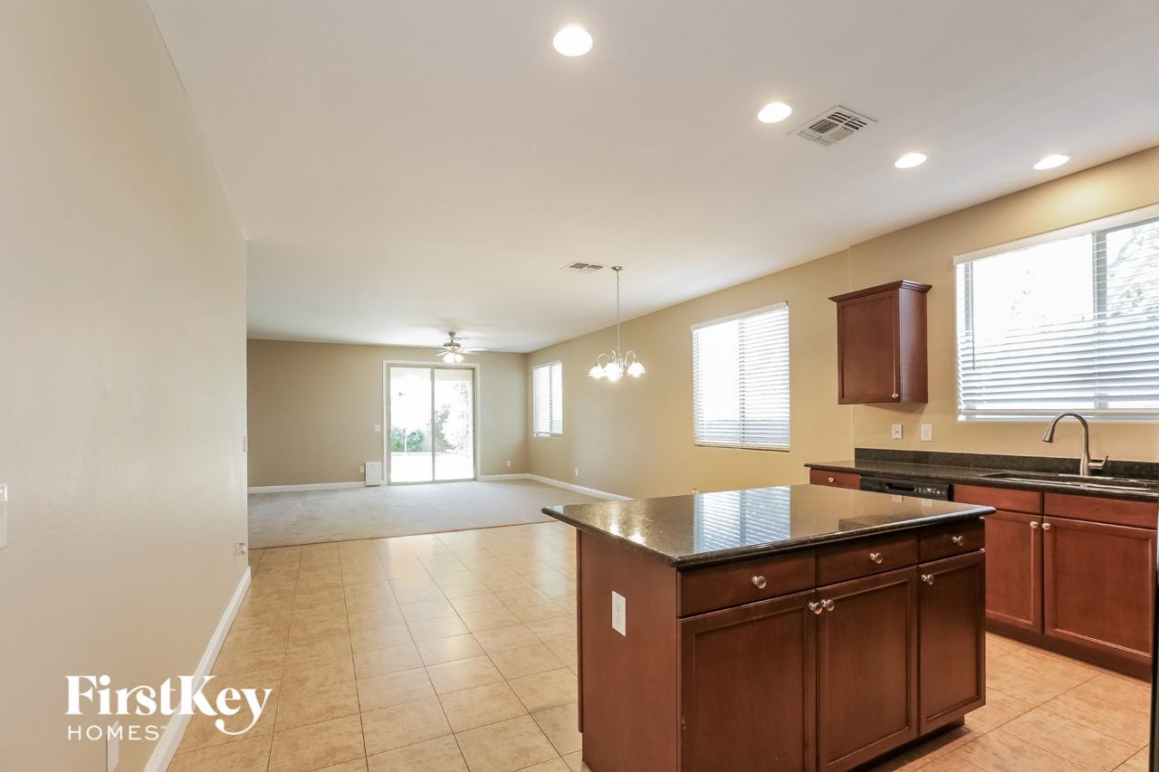 1809 W Loemann Dr - Photo 4 of 15