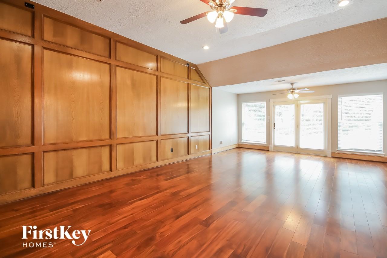 3823 Pleasant Valley Dr - Photo 2 of 15