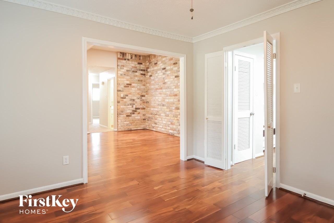 3823 Pleasant Valley Dr - Photo 4 of 15