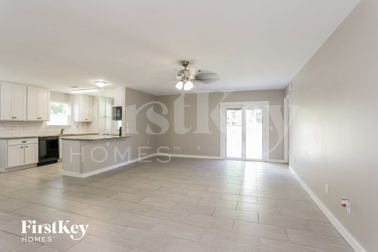 1047 Cove Landing Dr - Photo 3 of 15