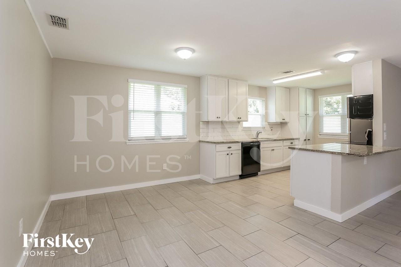 1047 Cove Landing Dr - Photo 5 of 15