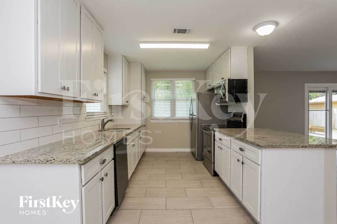 1047 Cove Landing Dr - Photo 6 of 15