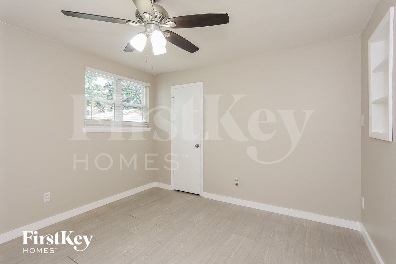 1047 Cove Landing Dr - Photo 7 of 15