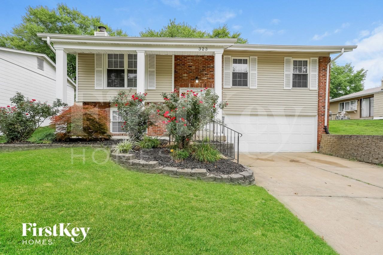 323 Turfwood Dr - Photo 2 of 15