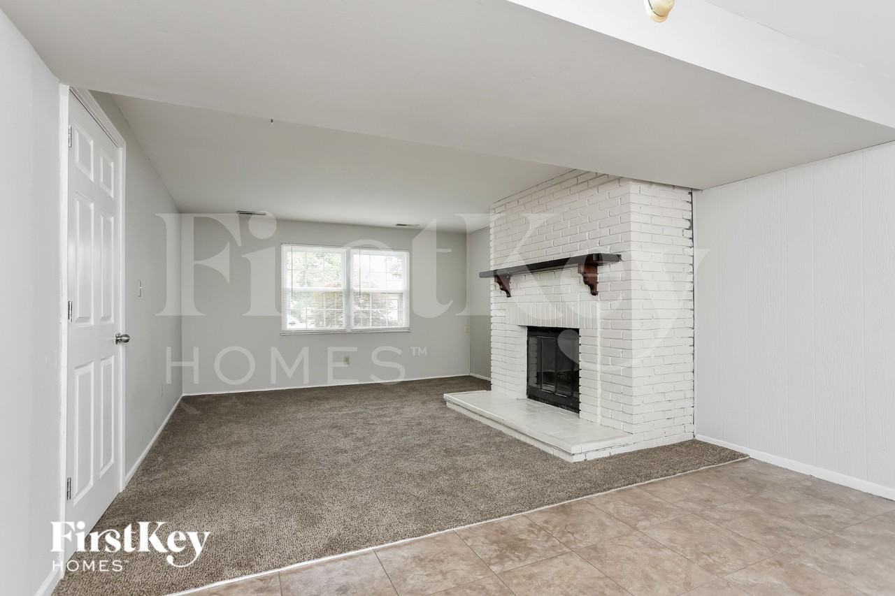 323 Turfwood Dr - Photo 3 of 15