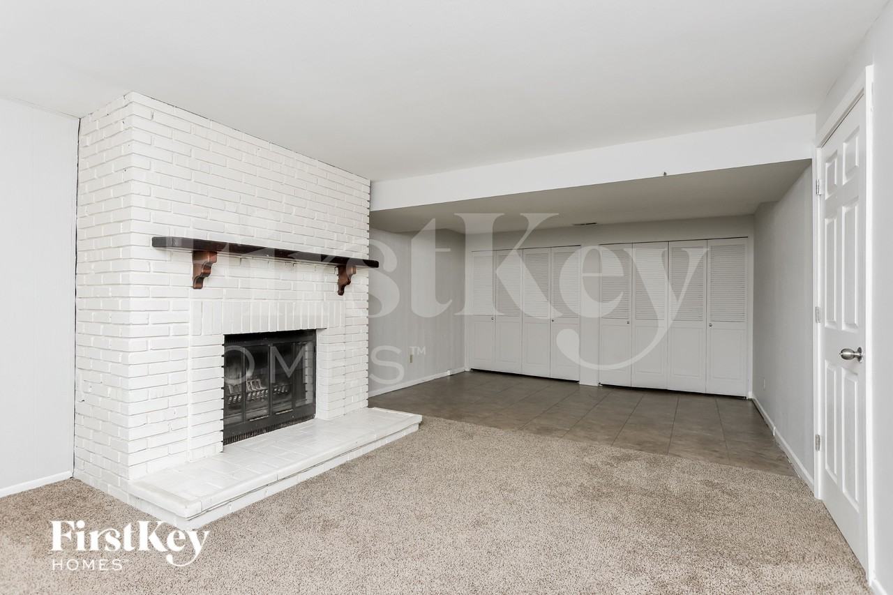 323 Turfwood Dr - Photo 4 of 15