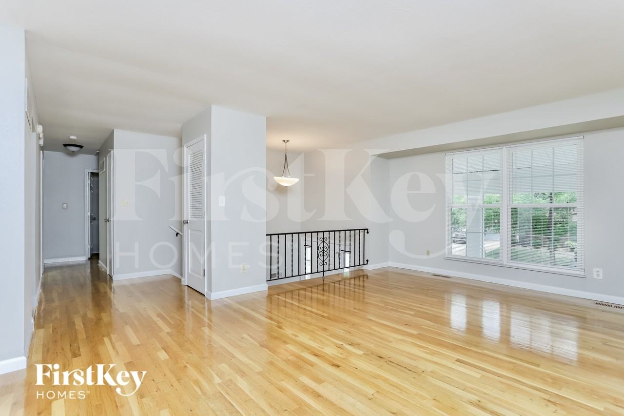 323 Turfwood Dr - Photo 5 of 15