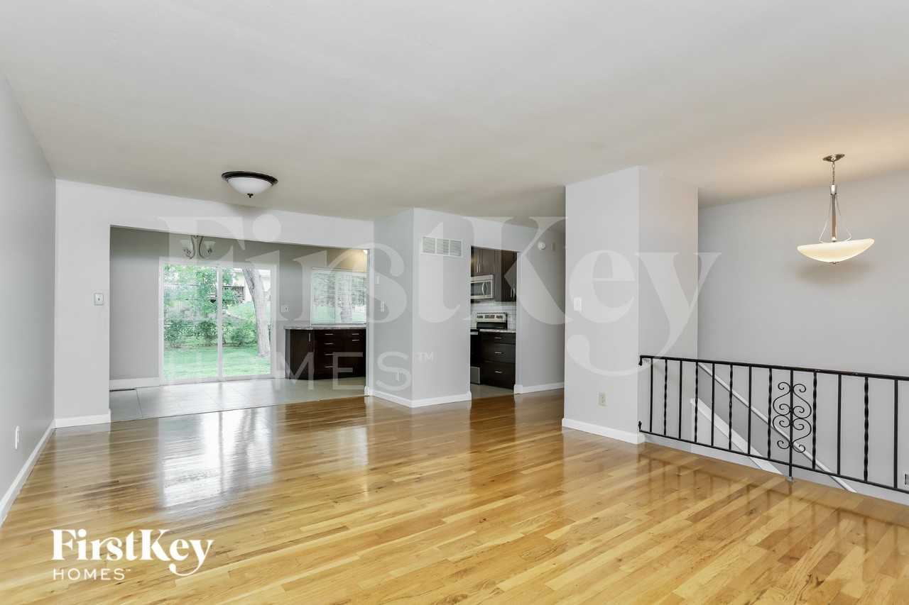 323 Turfwood Dr - Photo 6 of 15