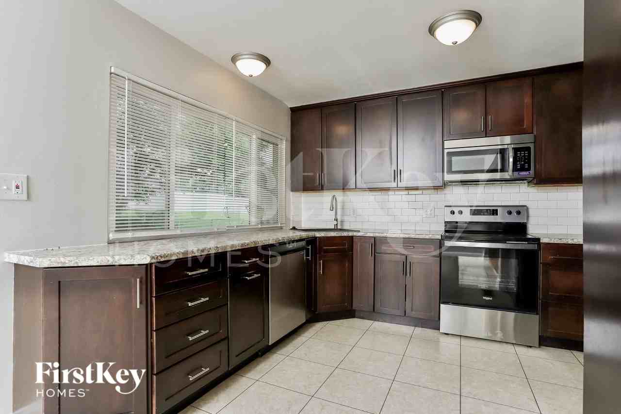 323 Turfwood Dr - Photo 7 of 15