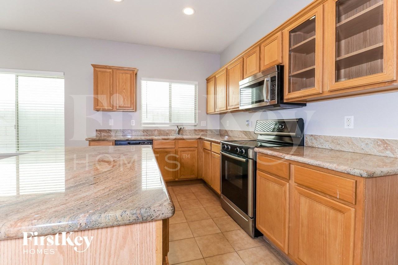 14641 W Port Royale Ln - Photo 4 of 15