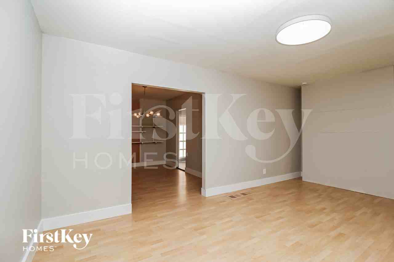 2081 Glenwood Ave Se - Photo 3 of 19