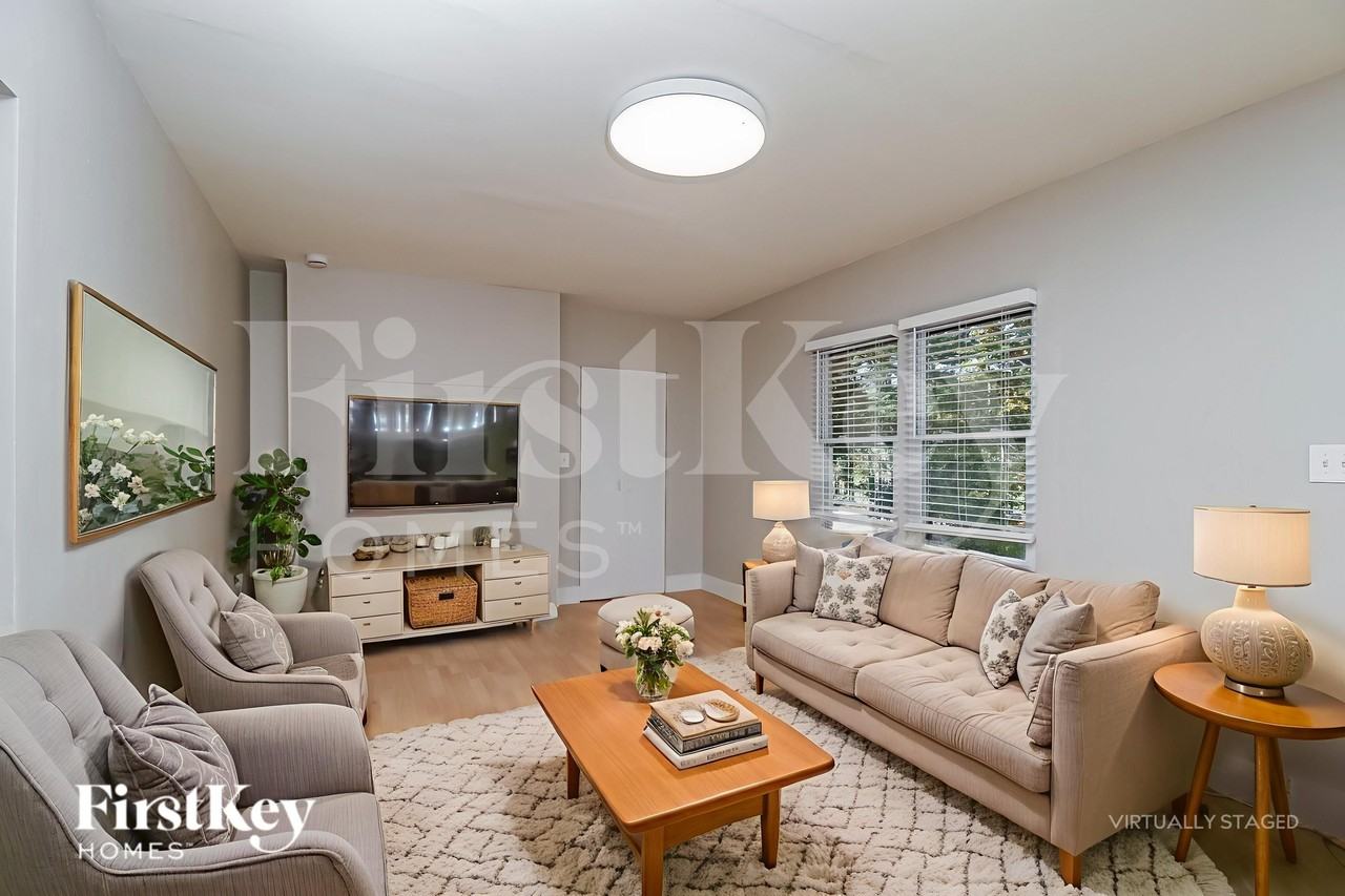 2081 Glenwood Ave Se - Photo 5 of 19