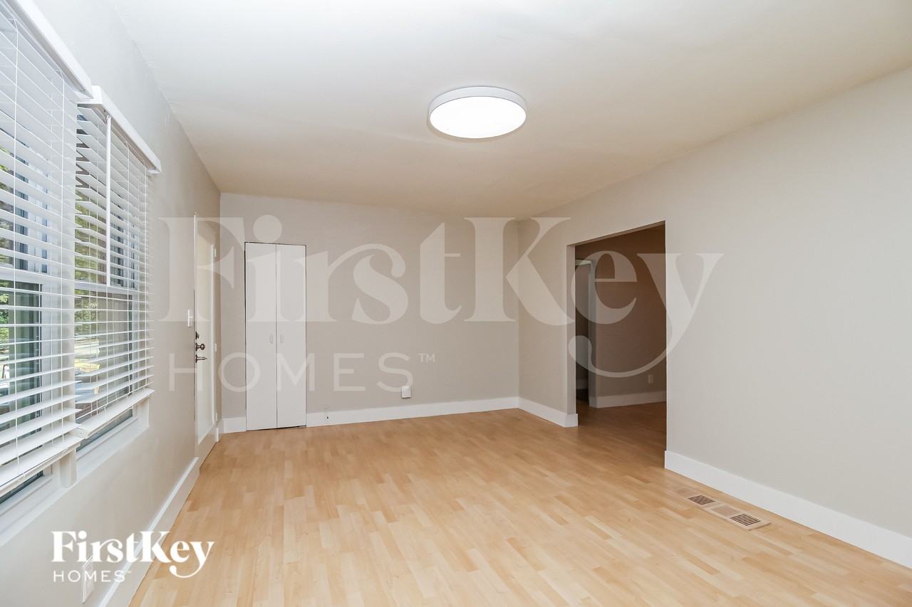 2081 Glenwood Ave Se - Photo 6 of 19