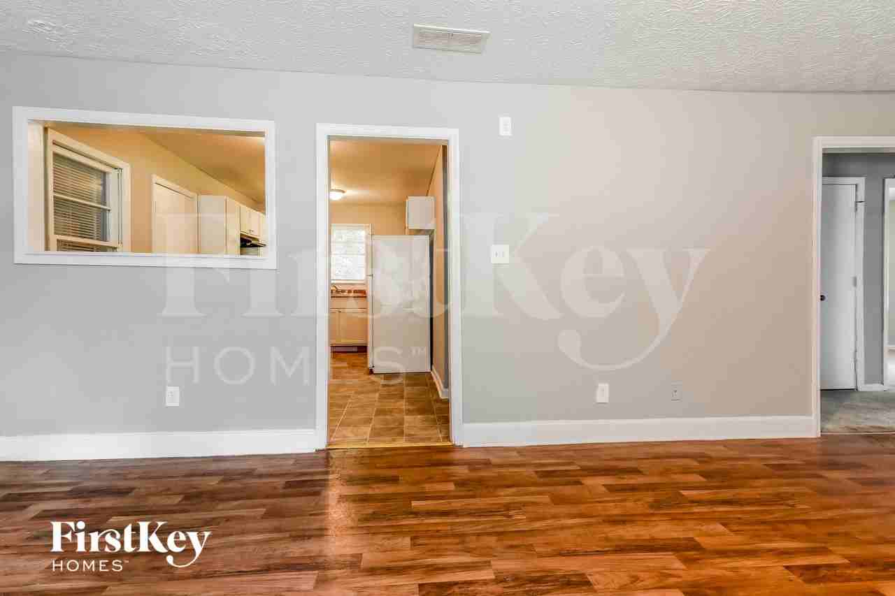 1906 Amesbury Dr - Photo 3 of 15