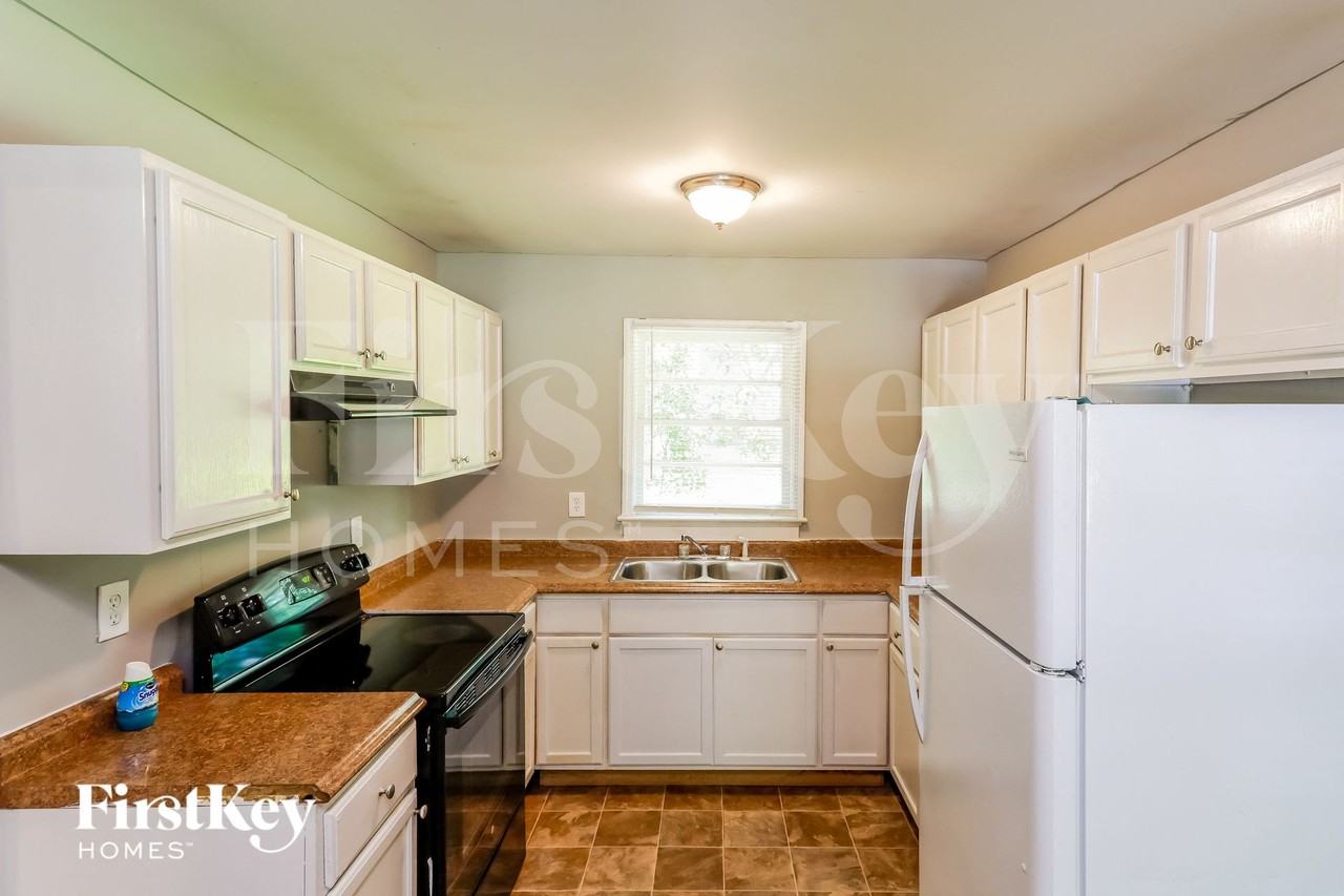 1906 Amesbury Dr - Photo 4 of 15