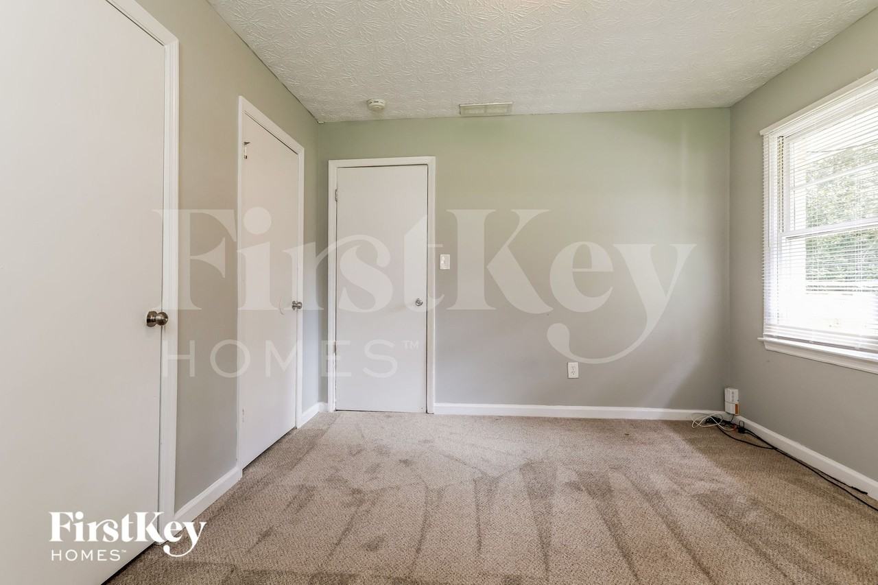 1906 Amesbury Dr - Photo 5 of 15