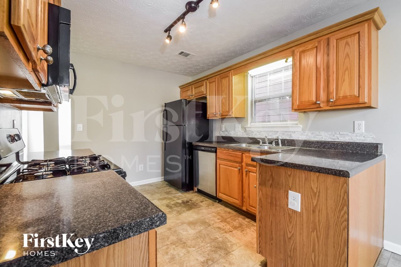 1429 Gates Cir Se - Photo 6 of 16