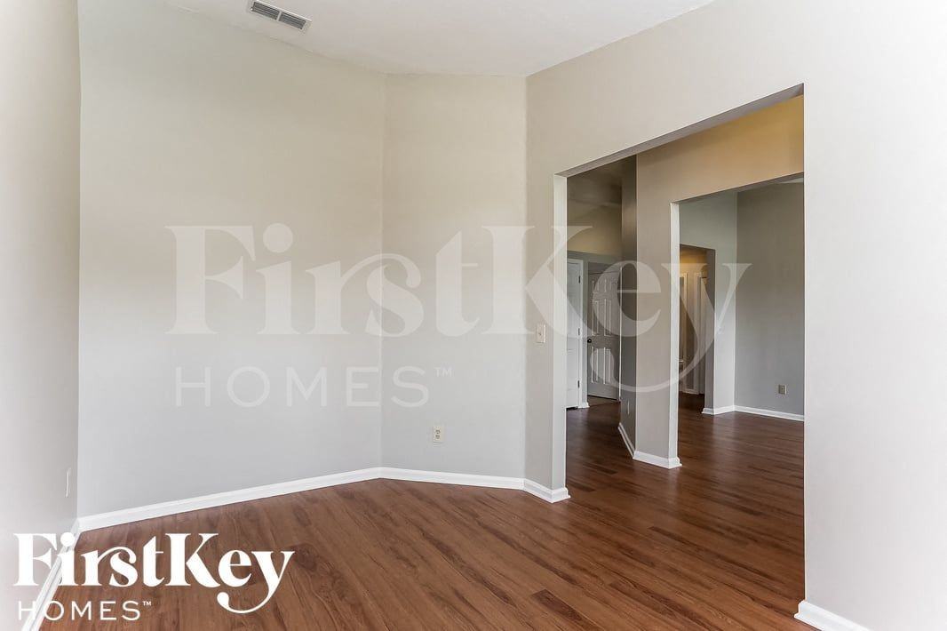 4636 Forest Glen Ct - Photo 4 of 15