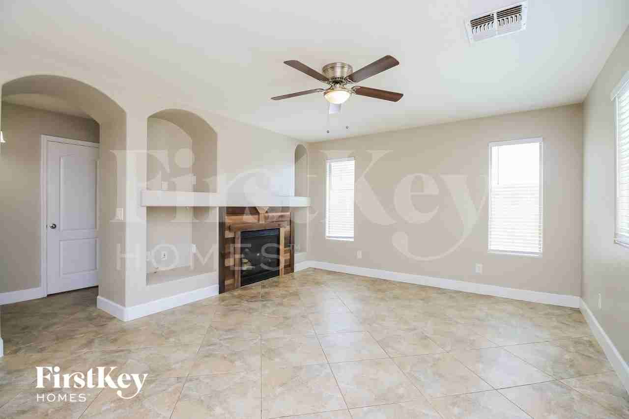 29110 N Rosewood Dr - Photo 4 of 15