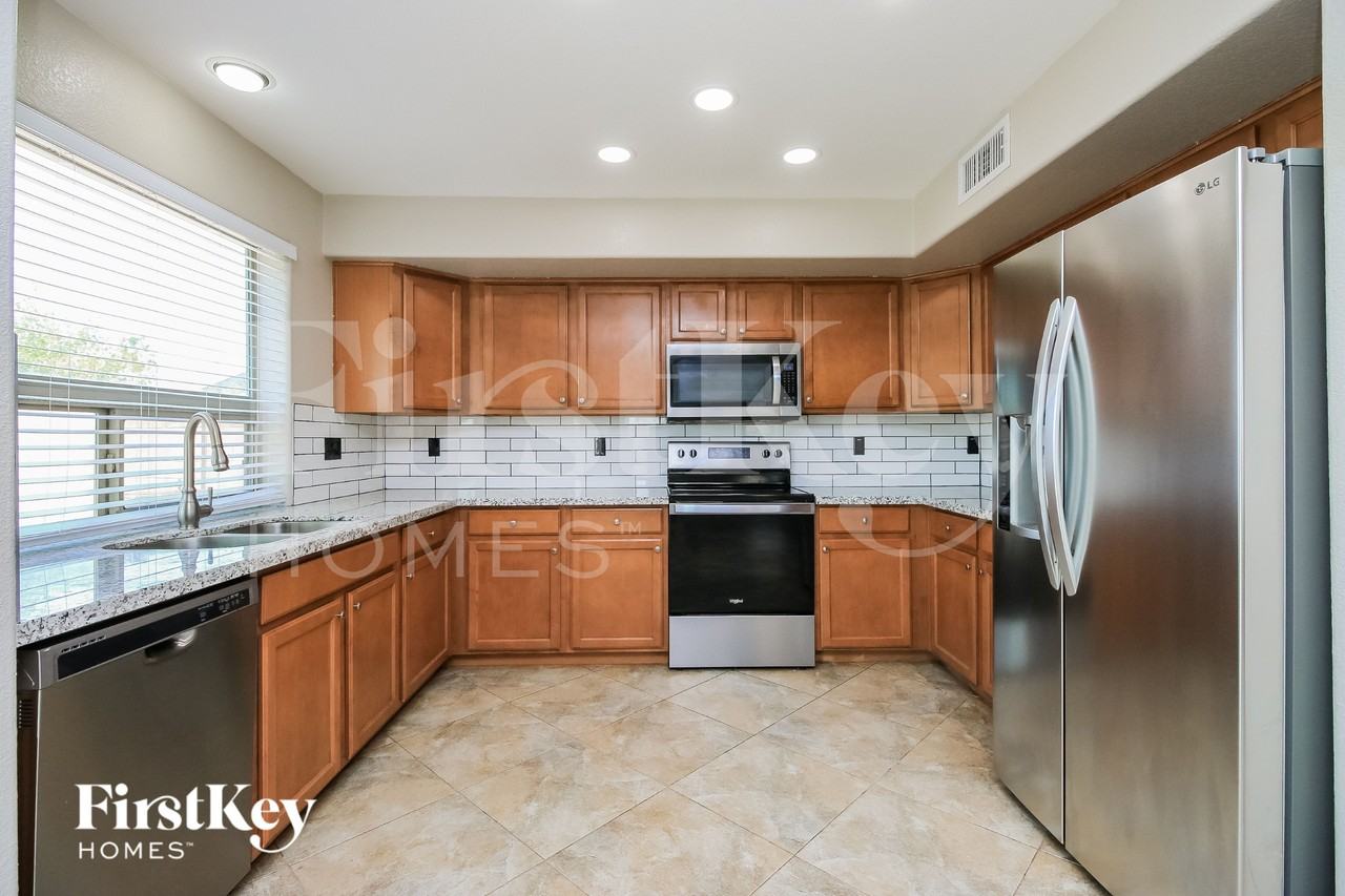 29110 N Rosewood Dr - Photo 5 of 15