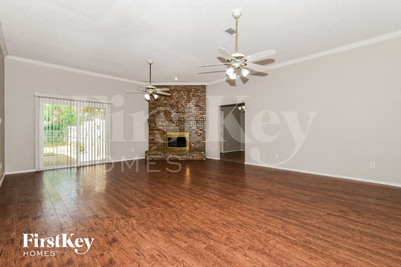 1729 Creek Valley Rd - Photo 3 of 15