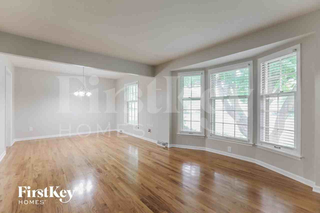 8117 Hardy St - Photo 4 of 15