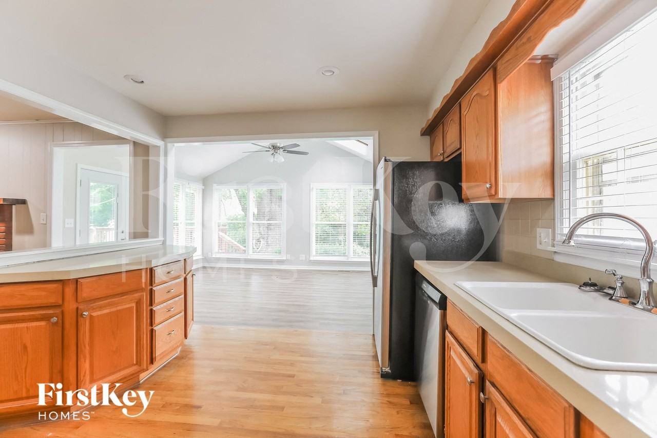 8117 Hardy St - Photo 5 of 15