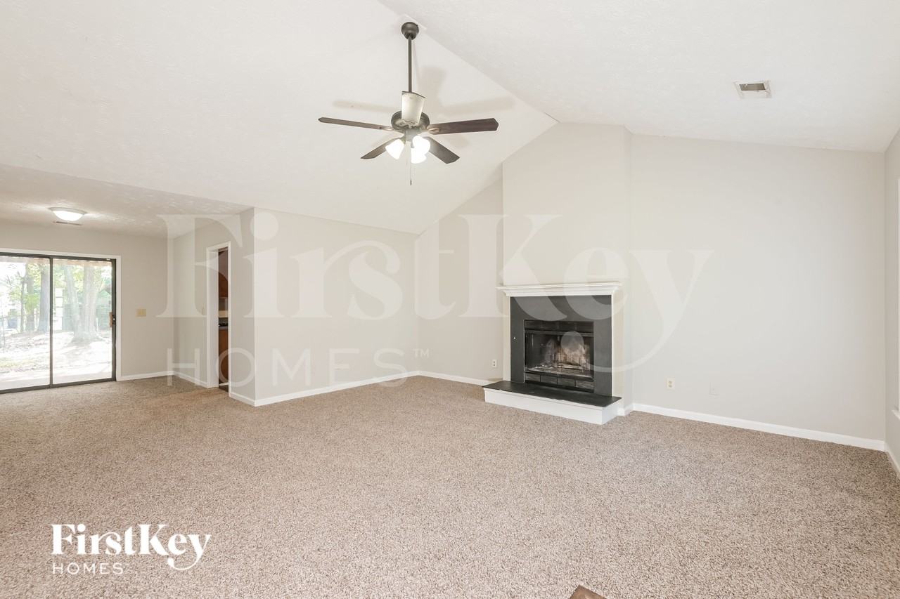 484 Rhett Dr - Photo 3 of 17