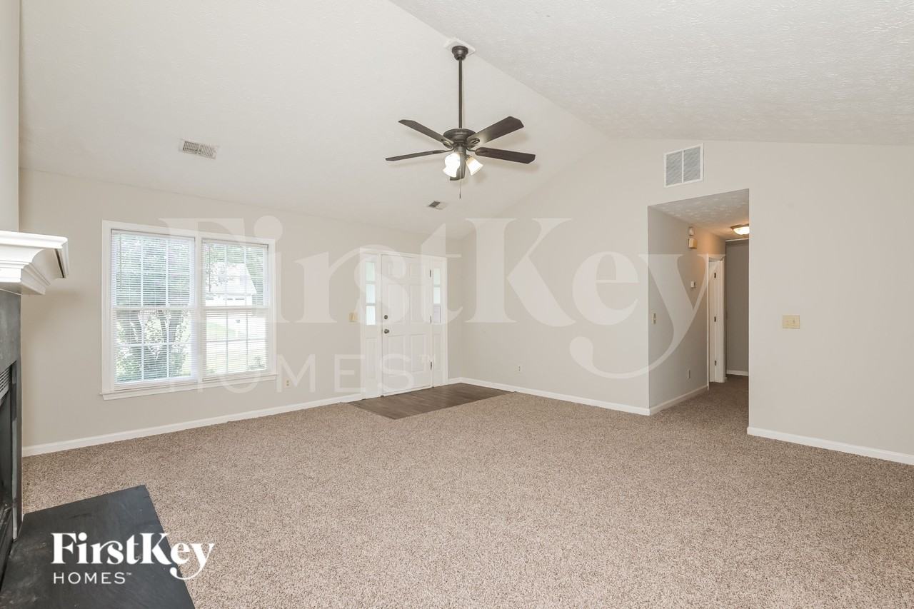 484 Rhett Dr - Photo 4 of 17