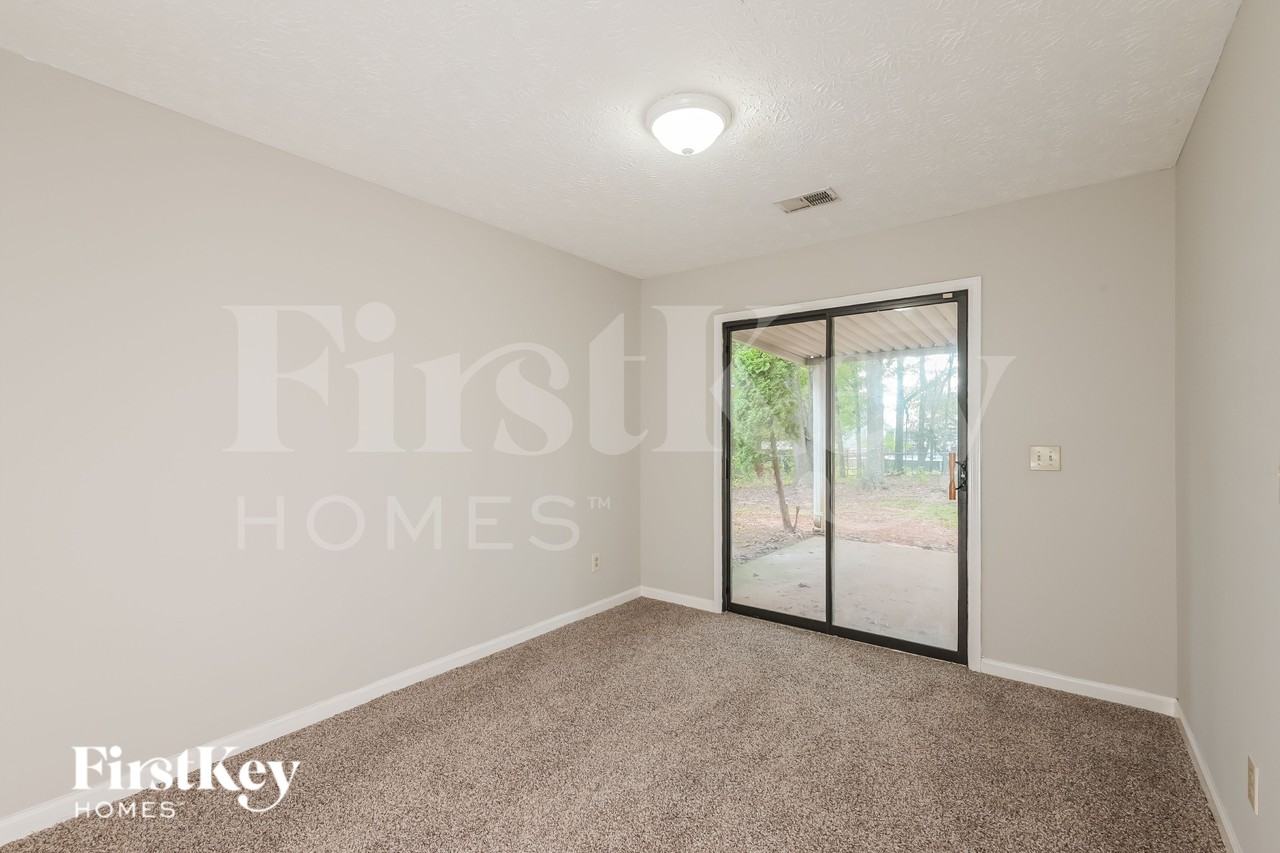 484 Rhett Dr - Photo 5 of 17