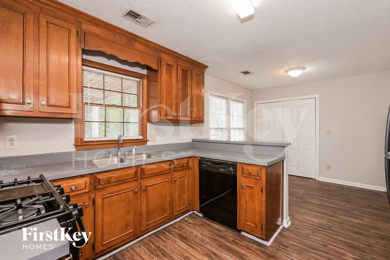 484 Rhett Dr - Photo 6 of 17