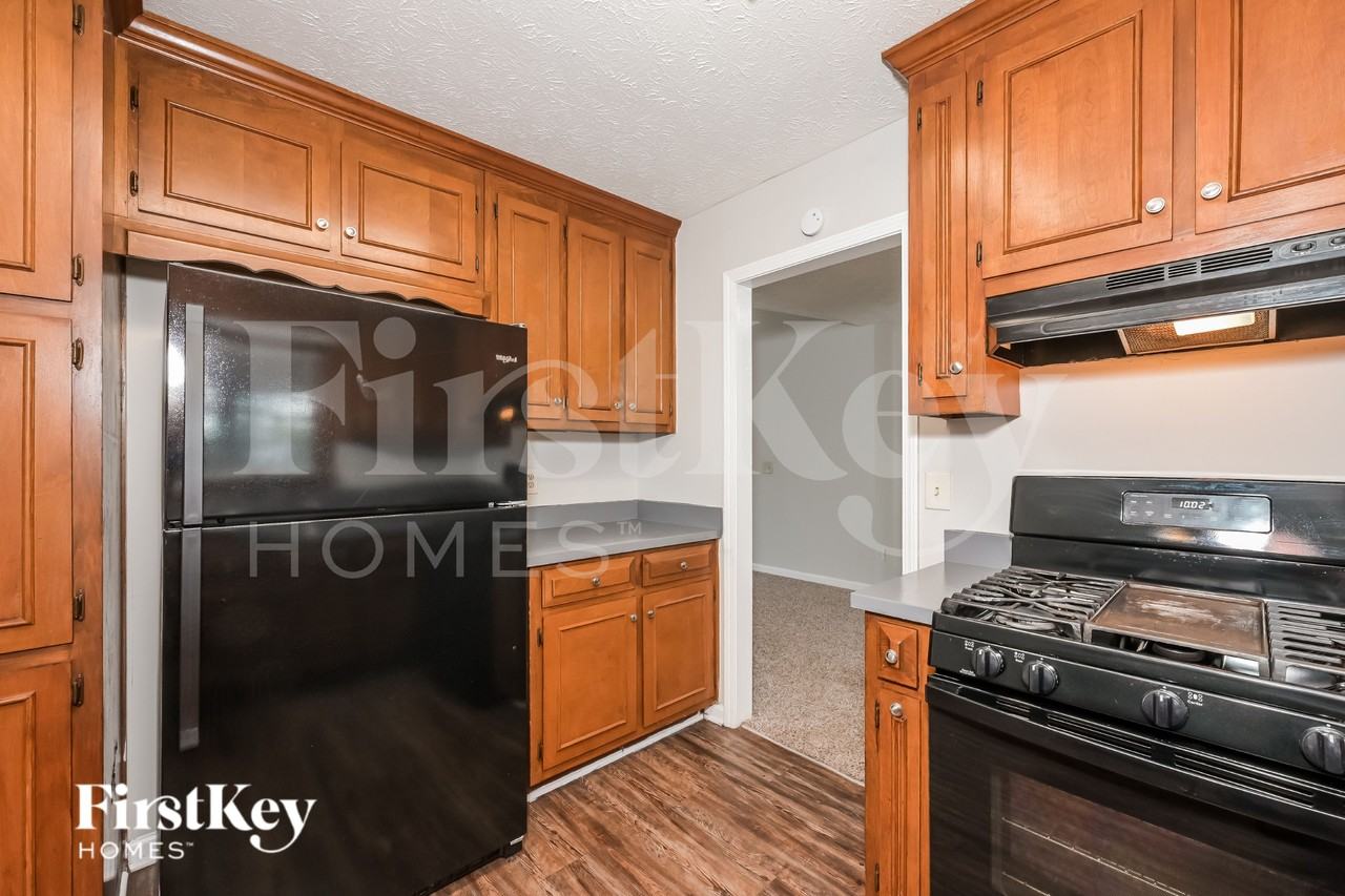 484 Rhett Dr - Photo 7 of 17