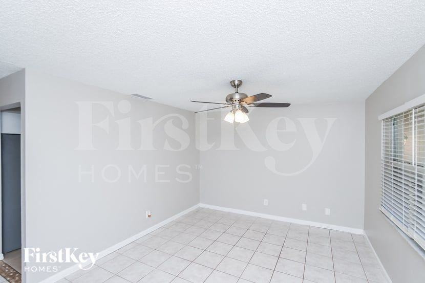 738 Empress St Se - Photo 3 of 15