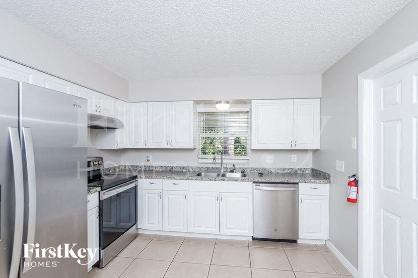 738 Empress St Se - Photo 5 of 15