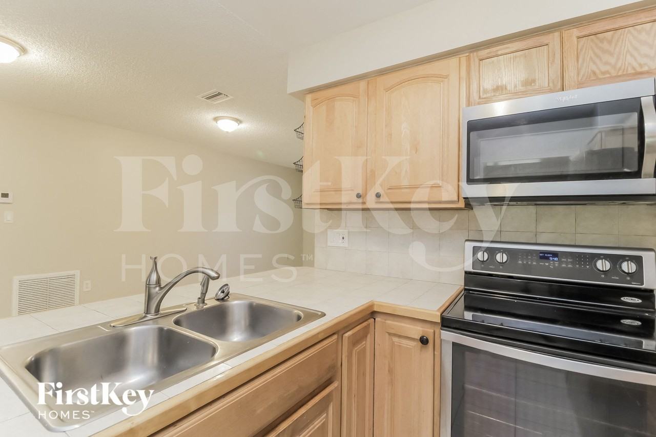 5210 Holden Rd - Photo 4 of 15