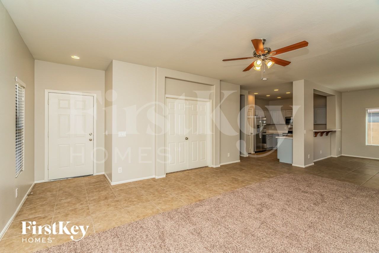 931 W Oak Tree Ln - Photo 3 of 17