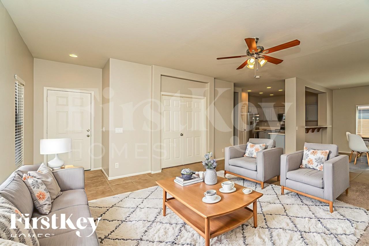 931 W Oak Tree Ln - Photo 4 of 17