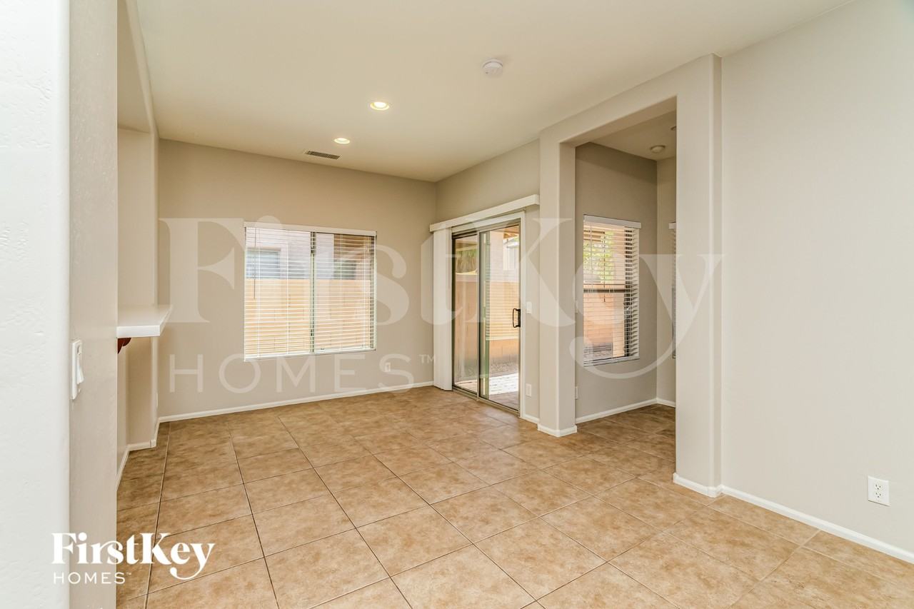 931 W Oak Tree Ln - Photo 5 of 17