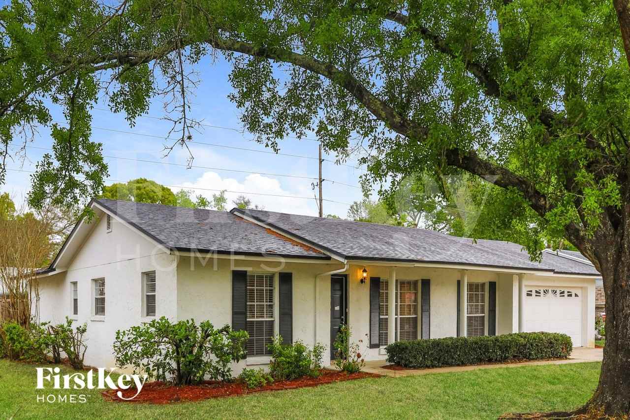 2410 Oakdale Drive North - Photo 2 of 15