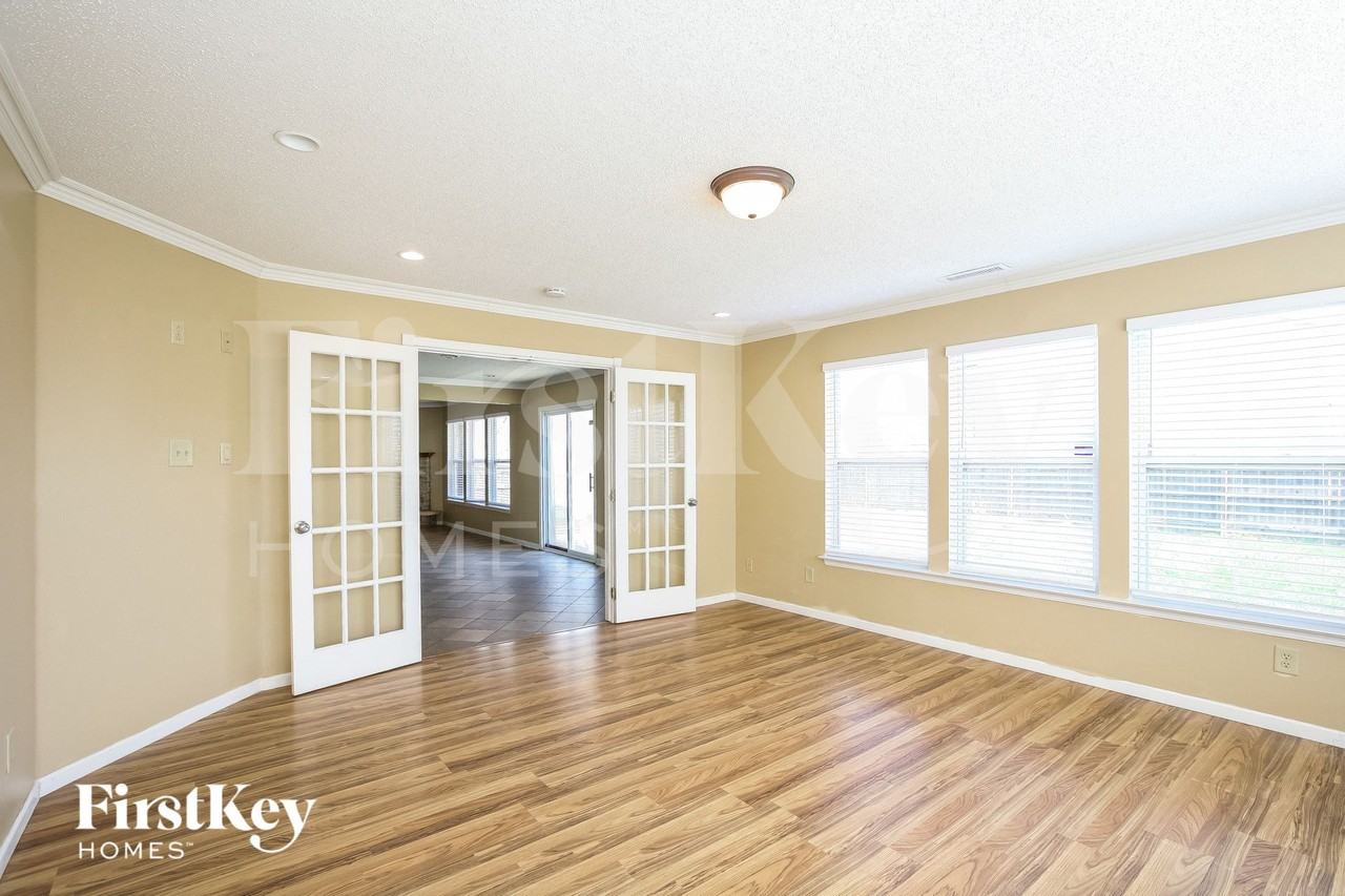 6623 Eagle Crossing Boulevard - Photo 3 of 15