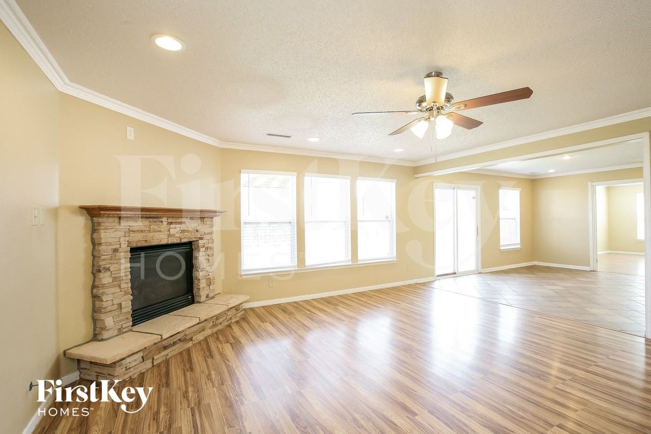 6623 Eagle Crossing Boulevard - Photo 4 of 15