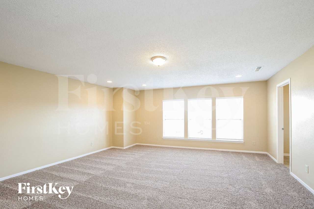 6623 Eagle Crossing Boulevard - Photo 7 of 15