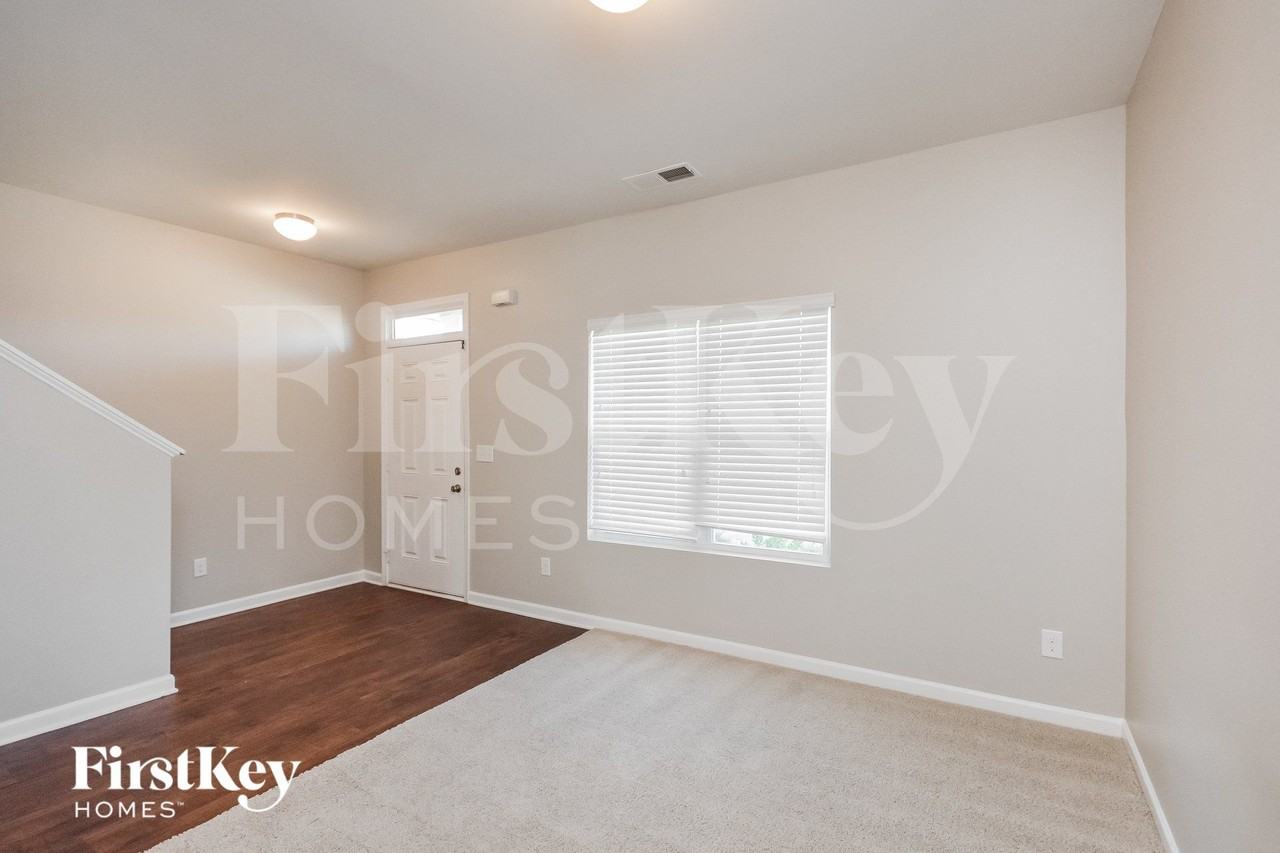 515 Oak Terrace Dr - Photo 2 of 15