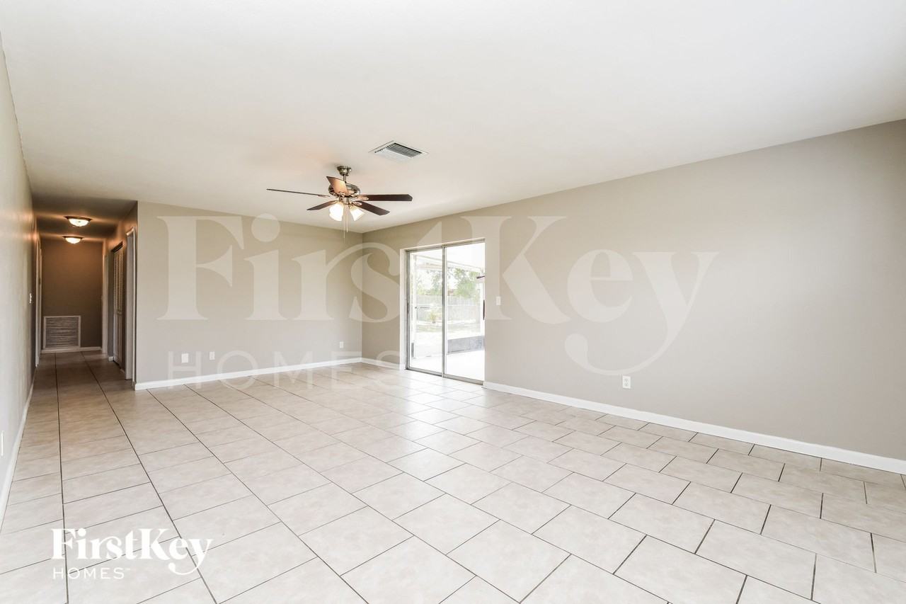 1410 Northeast 5th Lane - Photo 4 of 15