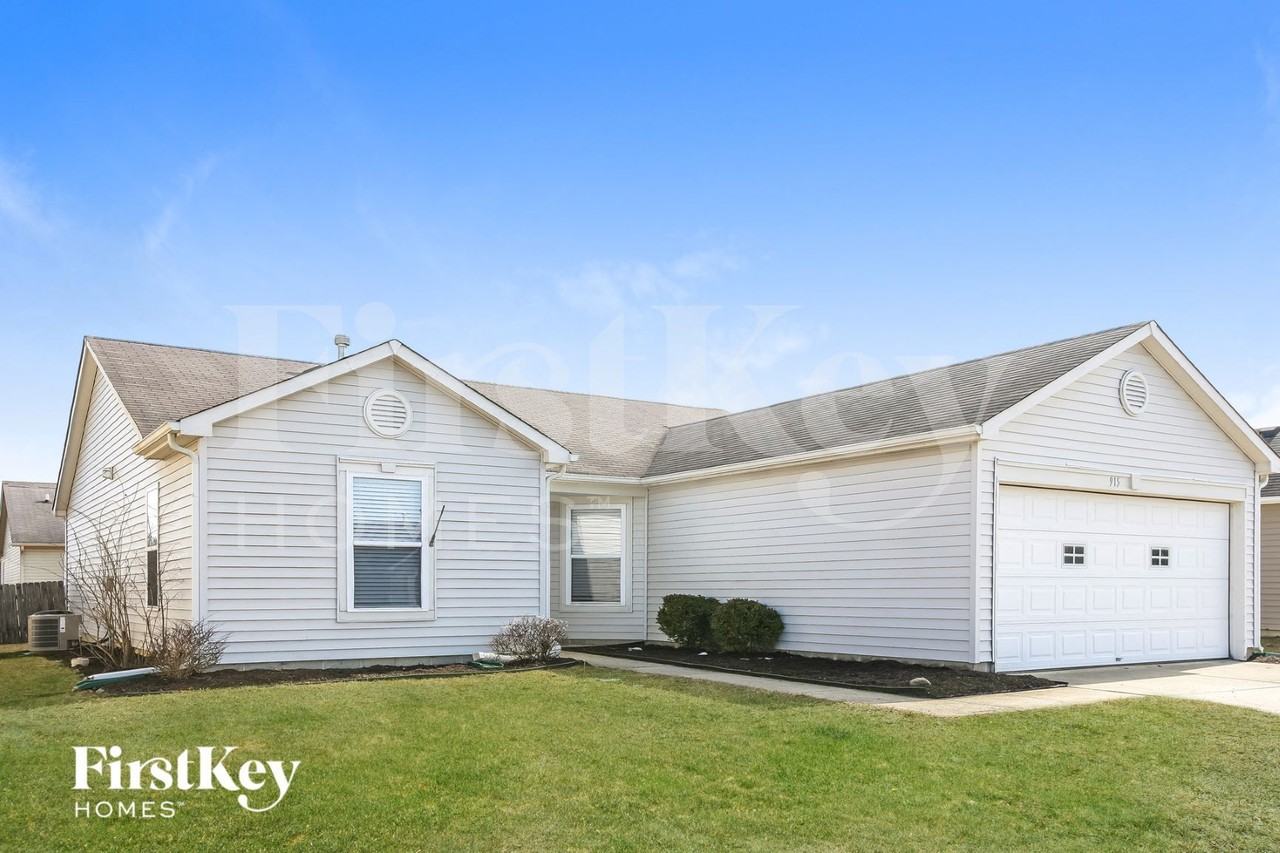 915 Streamside Dr - Photo 2 of 15