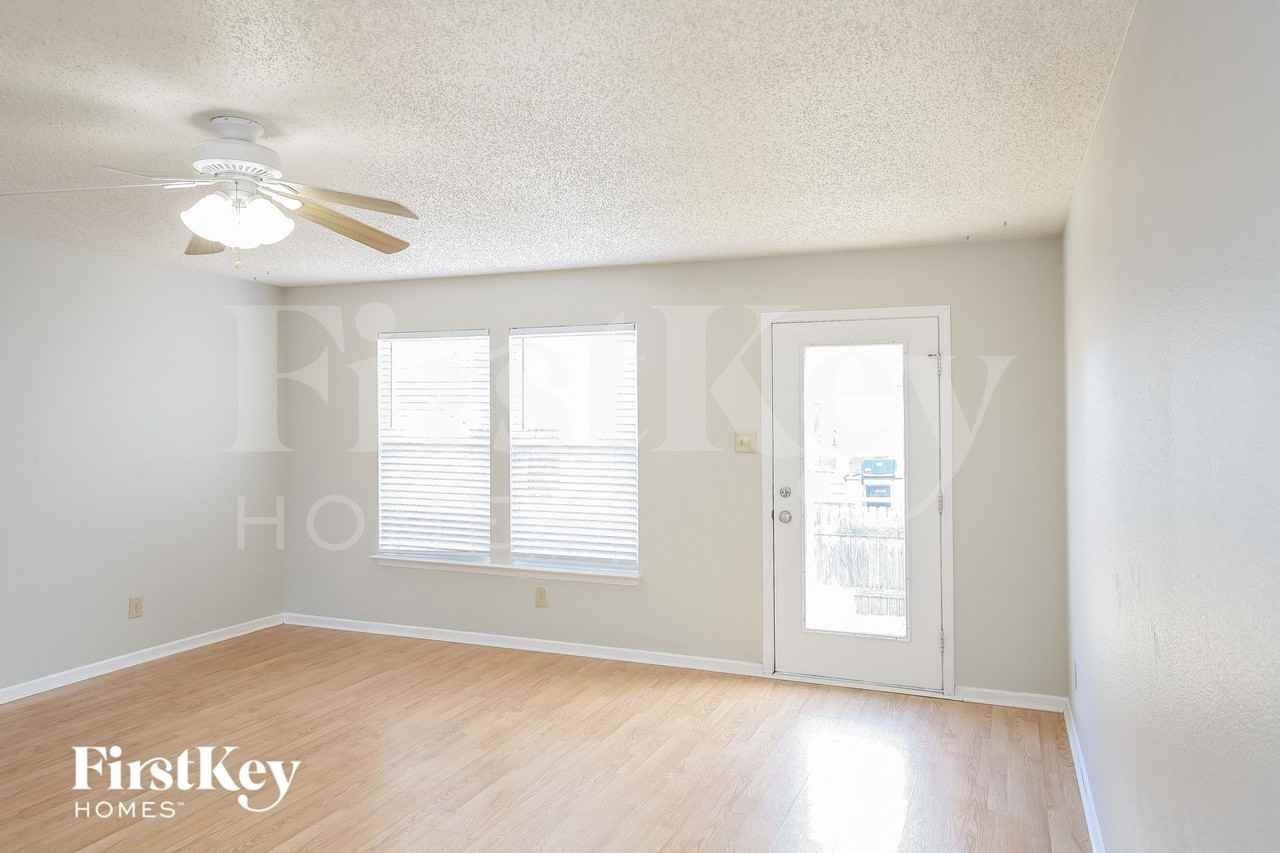 915 Streamside Dr - Photo 3 of 15